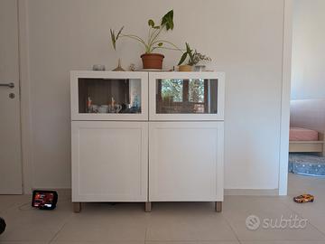 Mobile soggiorno Ikea Besta con vetrina