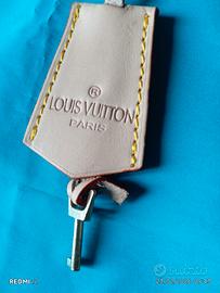 Luchetto in ottone scritto  Louis Vuitton