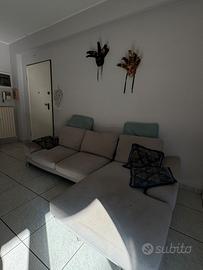 Divano angolare beige –