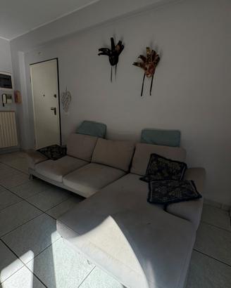 Divano angolare beige –