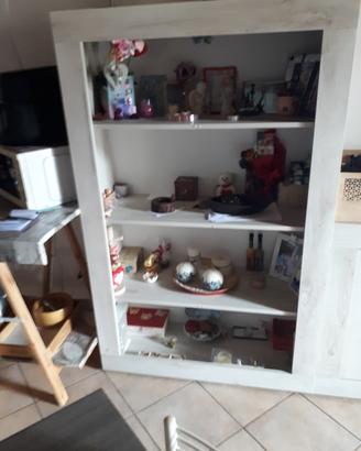 mobiletto in noce chiaro con ante e ripiani 