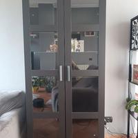 Mobile con ante in vetro