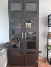 Mobile con ante in vetro