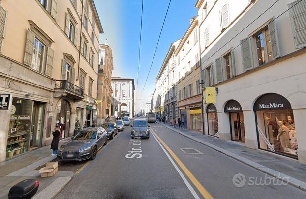 Nel centro storico di parma stanza con bagno priva