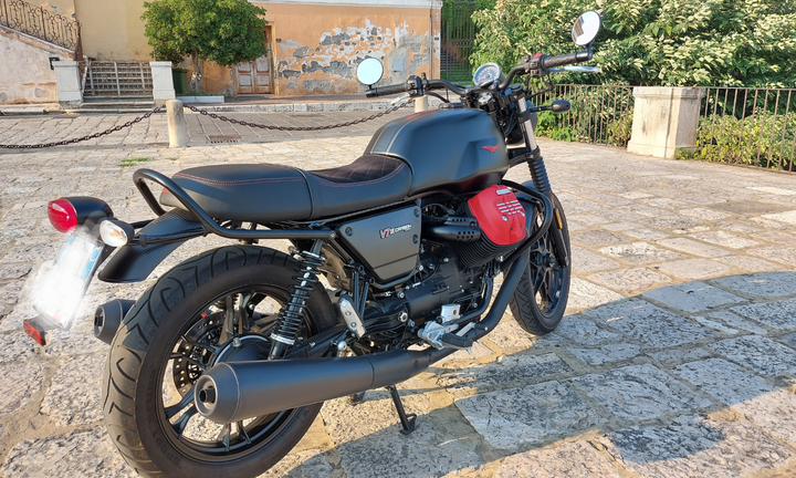 Moto Guzzi V7 III Carbon