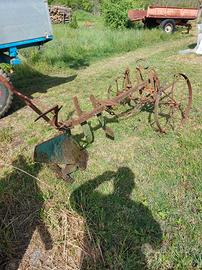 Aratro da giardino trainato