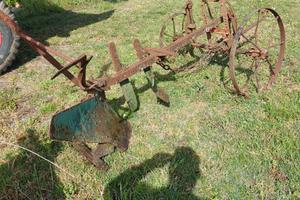 Aratro da giardino trainato