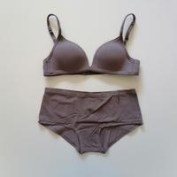 Completo, reggiseno a triangolo e culotte, castoro
