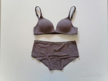 Completo, reggiseno a triangolo e culotte, castoro