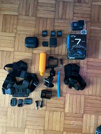 Gopro Hero 7 black + 3 batterie + accessori