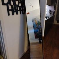 specchio con cornice nera