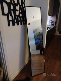 specchio con cornice nera