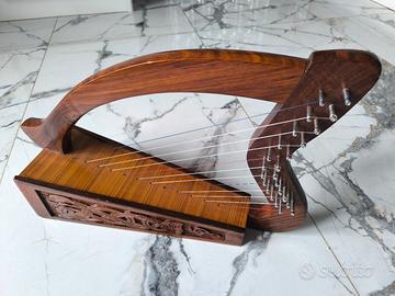 arpa in legno intagliato 