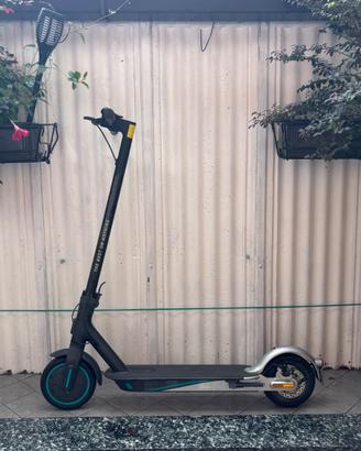 Monopattino Xiaomi electric scooter Pro 2