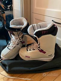 Scarponi e tavola snowboard