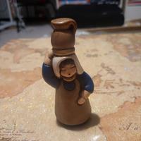 thun presepe classico donna con brocca blu