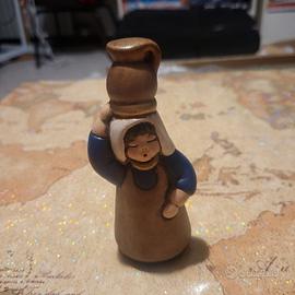 thun presepe classico donna con brocca blu