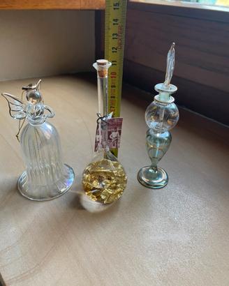 Tris oggetti in vetro