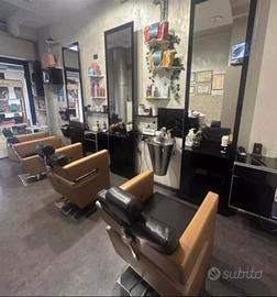 Tre specchiere e tre poltrone parrucchieri