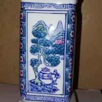 Antico vaso  in porcellana quadrato con base 