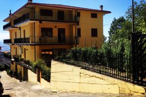 Acquaformosa la casa con acqua davanti la porta