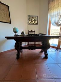 Tavolo in legno massello stile classico, intagliat