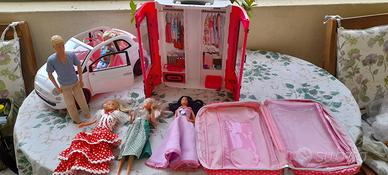Barbie in compagnia con macchina e armadio