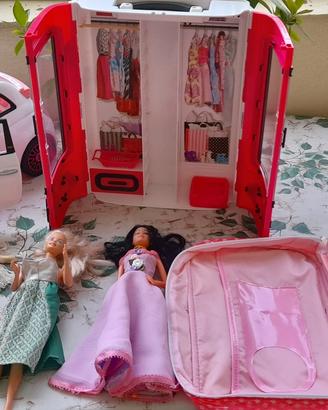 Barbie in compagnia con macchina e armadio