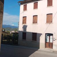 Casa datata abitabile con grande giardino centro
