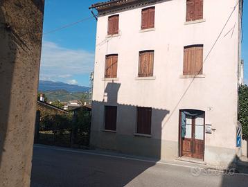 Casa datata abitabile con grande giardino centro