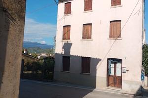 Casa datata abitabile con grande giardino centro