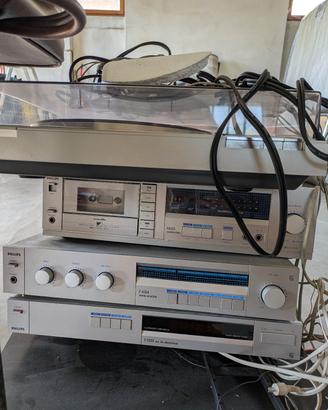 Impianto stereo con 2 casse e giradischi 