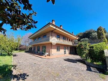 4 LOCALI A ALBANO LAZIALE