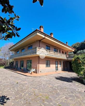 4 LOCALI A ALBANO LAZIALE