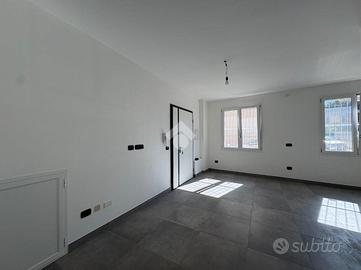 trilocale ristrutturato con veranda