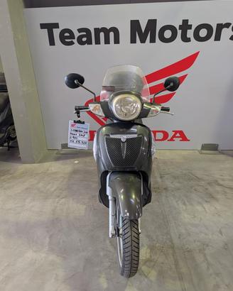 Aprilia Scarabeo 200 .