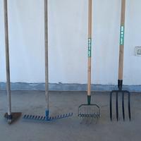 Attrezzi giardino rastrello, forca, zappa