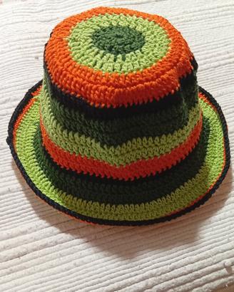 Cappellino lavorato a mano 
