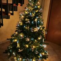 Albero di Natale con luci e addobbi