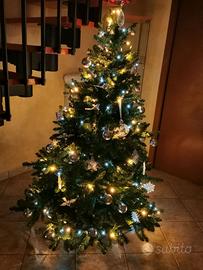 Albero di Natale con luci e addobbi