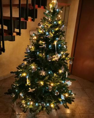 Albero di Natale con luci e addobbi