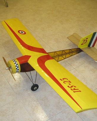 Modello ad ala alta con apertura alare di 152 cm