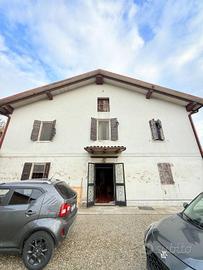 Rustico / Casale di 300 m² con più di 5 locali a B