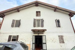 Rustico / Casale di 300 m² con più di 5 locali a B