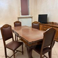 Tavolo in legno massiccio + 4 sedie