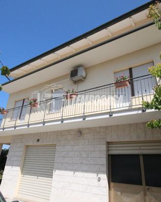 CASA SINGOLA SU TRE PIANI CON GARAGE E SOFFITTA