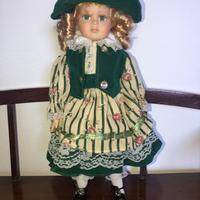 Bambola in porcellana da collezione