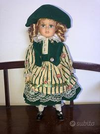 Bambola in porcellana da collezione