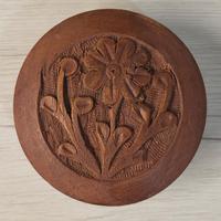 Vintage scatolina in legno intagliato a mano