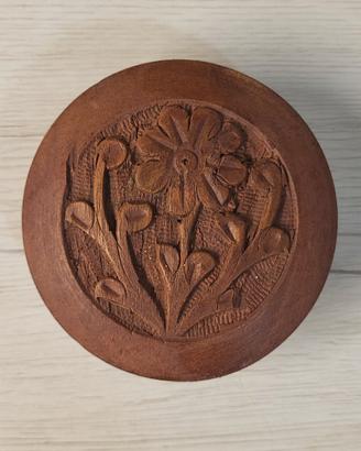 Vintage scatolina in legno intagliato a mano